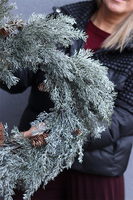 Ośnieżony, zimowy wianek zielony