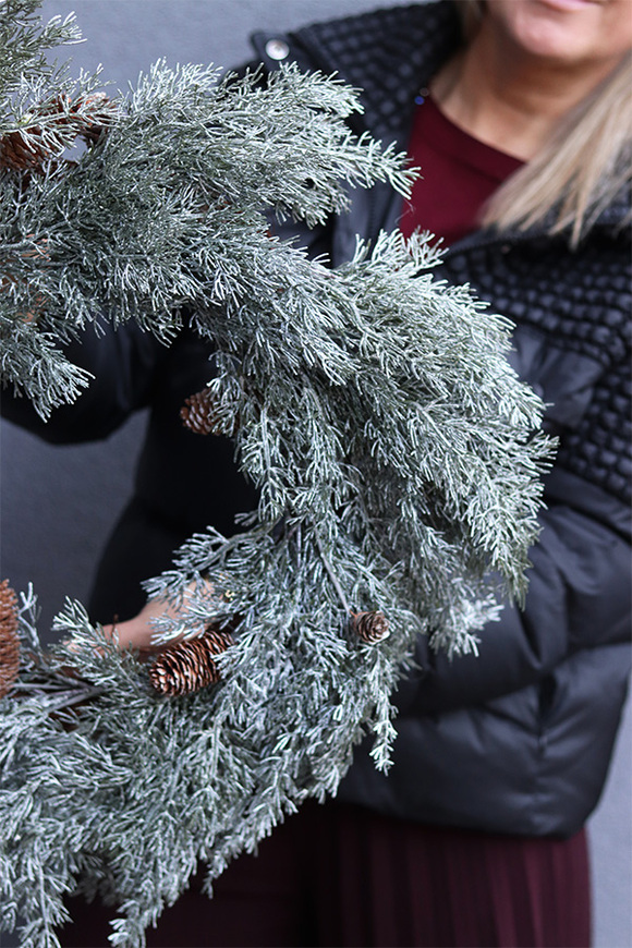 Ośnieżony, zimowy wianek zielony