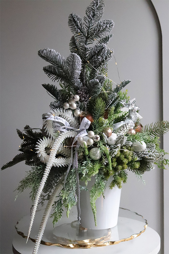 Biała Landia, realistyczna choinka świąteczna z przybraniem