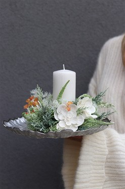 OD RĘKI Bello, zimowy stroik ze świecą na talerzu, wym.20x30cm 