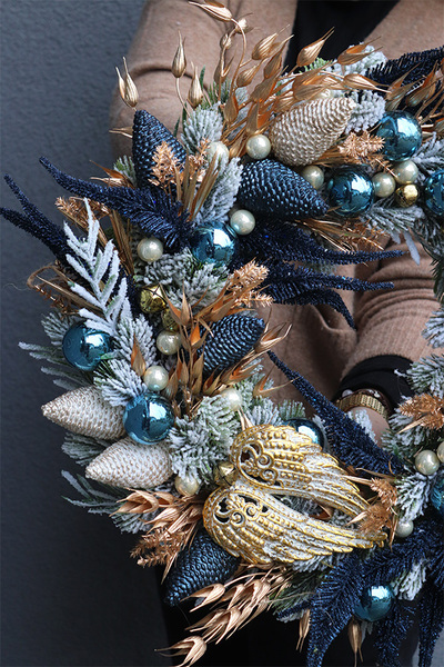 Winteriana, świąteczny granatowo-złoty wianek
