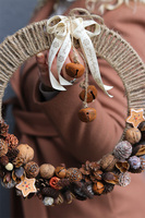 Neutral X-mas, zimowy wianek na drzwi z dzwonkami