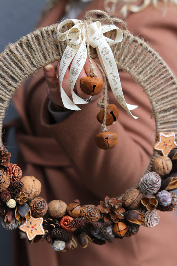 Neutral X-mas, zimowy wianek na drzwi z dzwonkami