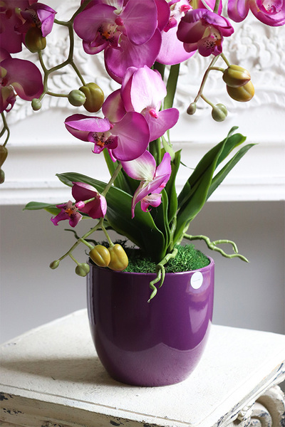 Fioleta, sztuczny storczyk w fioletowej donicy