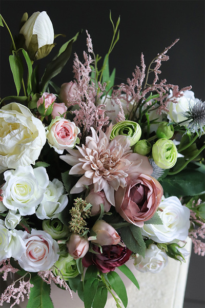 Neolita Beige, kompozycja kwiatowa w naczyniu