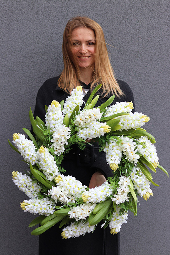 Białe Hiacynty, wiosenny wianek na drzwi