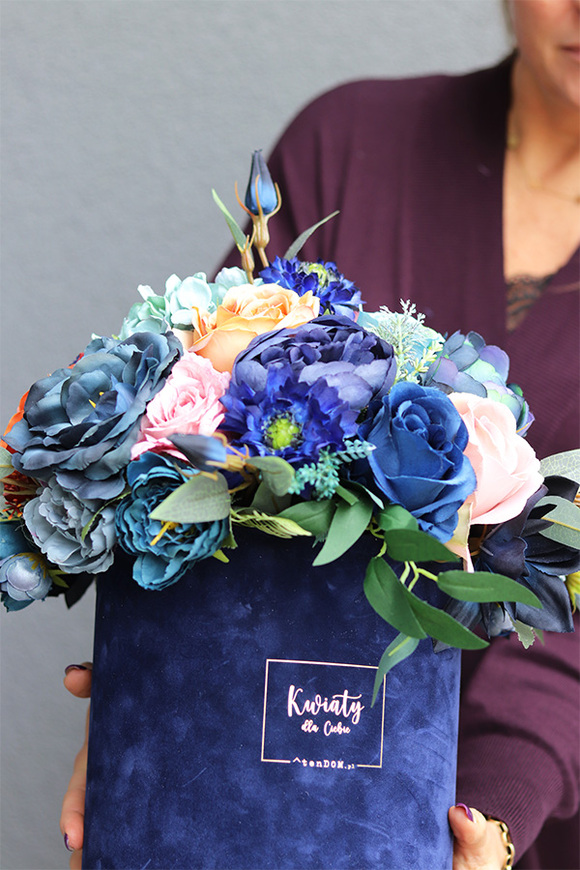 Flamenco Blue Velvet, granatowy flowerbox z kolorowymi kwiatami