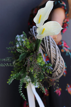 Reginna Biel, wieniec nagrobny z kallami, dł.80cm, śr.28cm 