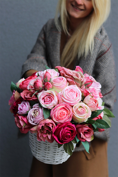 Rosaria, romantyczny kosz różowych kwiatów