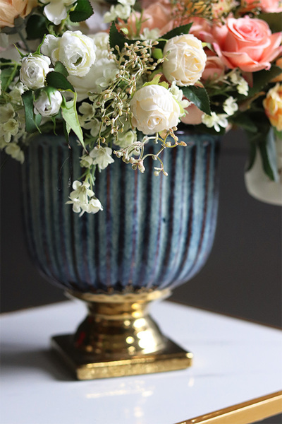 Ateneum, kompozycja kwiatowa w naczyniu