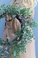 Modrzew Simple, zimowy wianek na drzwi