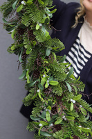 W Lesie, iglasta girlanda zimowa z jemiołą