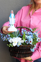 Ave Maryja, kompozycja nagrobna w koszu