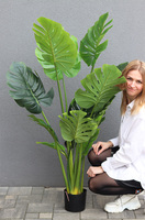 Monstera, sztuczne drzewko w osłonce donicy