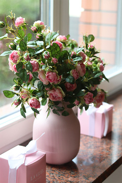 La Guel Rose, kompozycja kwiatowa w wazonie, wys.45cm 