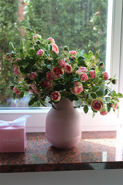 La Guel Rose, kompozycja kwiatowa w wazonie