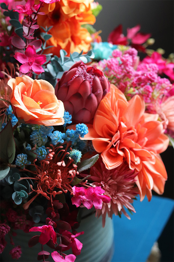 Bollywood, kompozycja kwiatowa w energetycznych kolorach, wys.70cm +wystające elem.