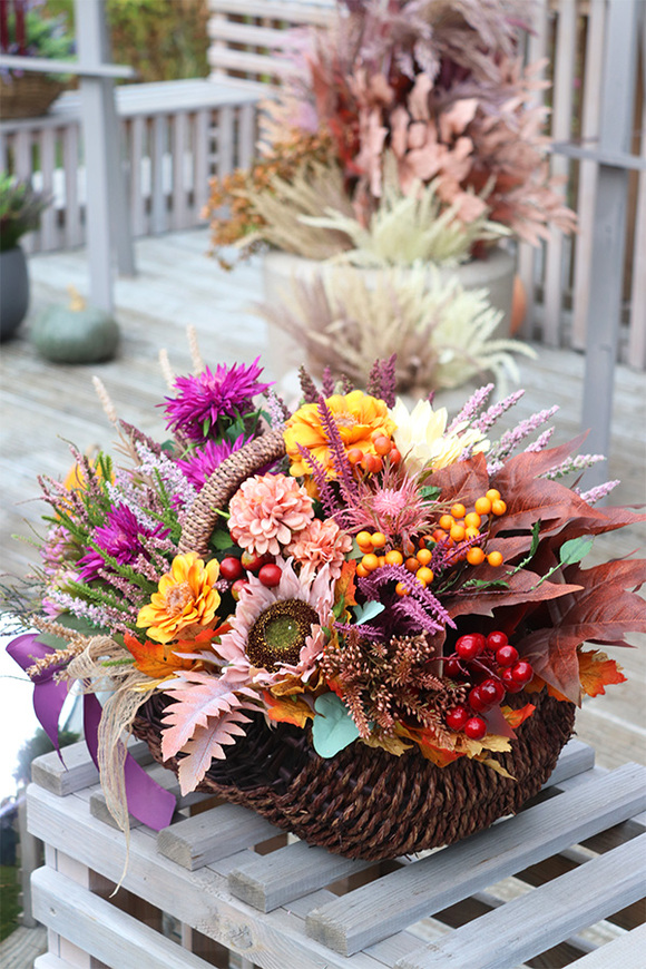 Wrzosowisko, barwny jesienny kosz z kwiatami