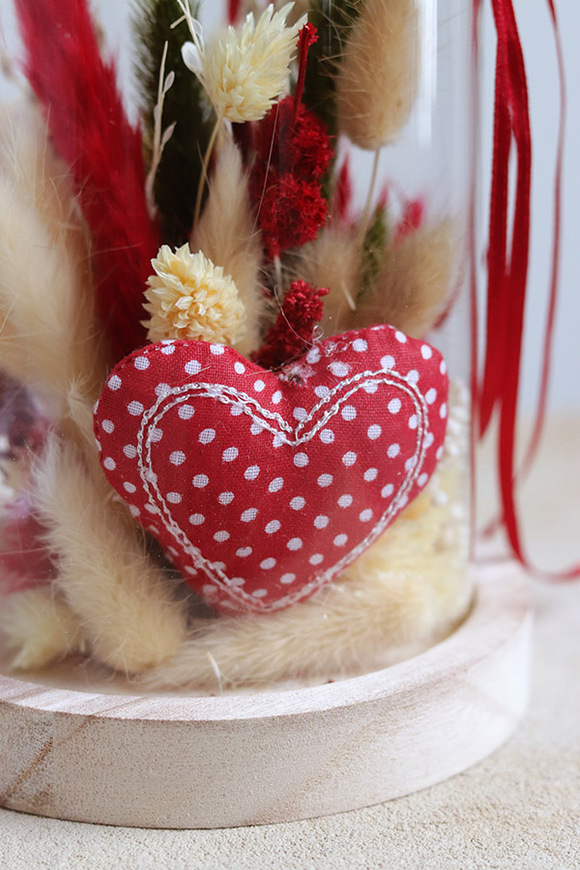 Romantica, walentynkowa kompozycja pod szklanym kloszem