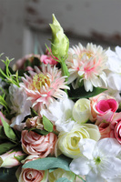 Laos Firelli, kompozycja kwiatowa w srebrnym naczyniu