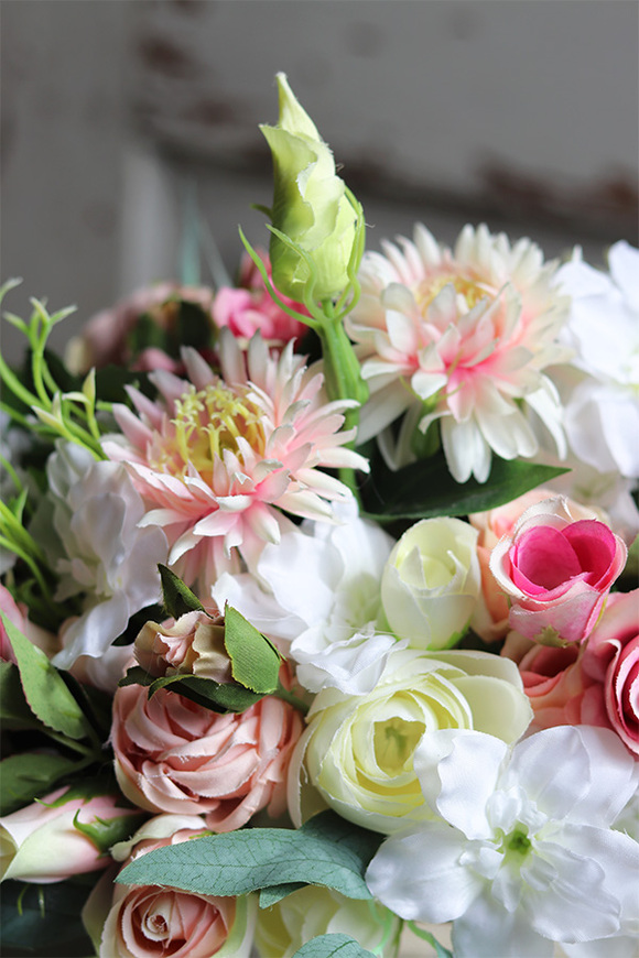 Laos Firelli, kompozycja kwiatowa w srebrnym naczyniu