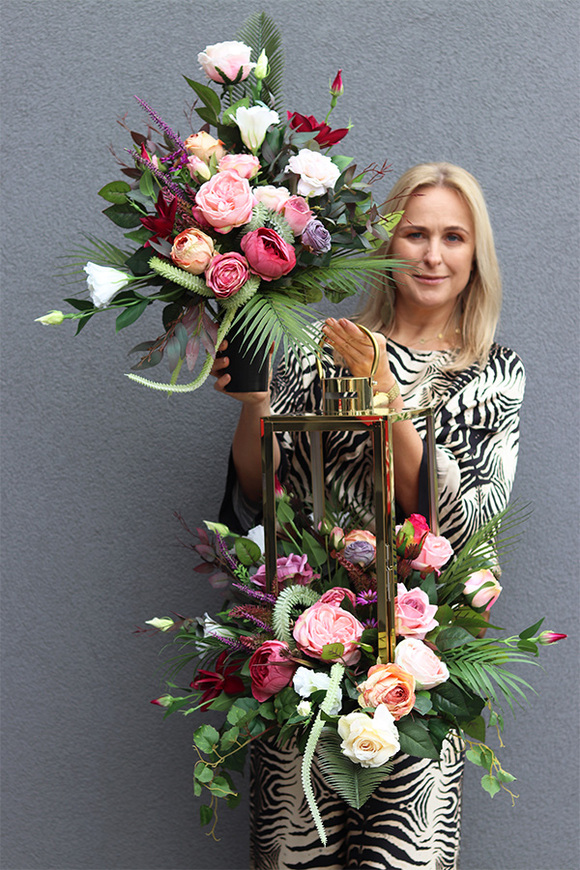 Angelo Garden Joleva, kompozycja kwiatowa ze złotym lampionem