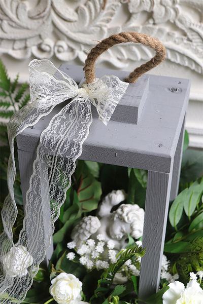 Angelo Garden Wood Bielia, kompozycja nagrobna z aniołem w lampionie