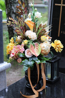 Ulises, bukiet nagrobny z żółtych kwiatów,