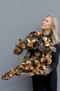 OD RĘKI Gold Memory, wiązanka nagrobna na plastrze drewna, wym.51x65x37cm 