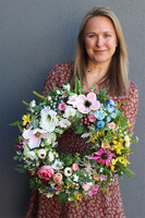 Maj w Ogrodzie, kwiatowy wianek na drzwi