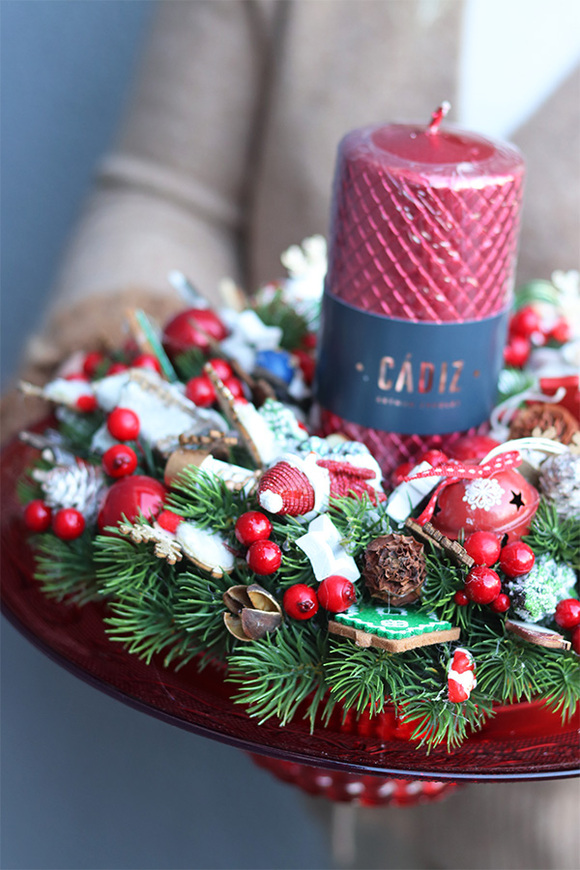 Red Winter, stroik ze świecą na szklanej paterze