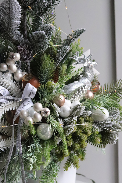 Biała Landia, realistyczna choinka świąteczna z przybraniem