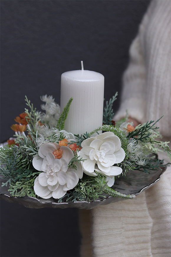 Bello, zimowy stroik ze świecą na talerzu