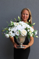 Cesarska, stylowa kompozycja kwiatowa w srebrnym pucharze, wym.45x50cm