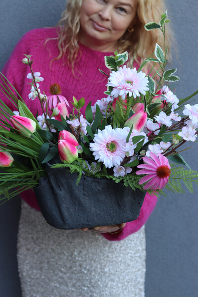 Różowy Ogród, kompozycja nagrobna w misie