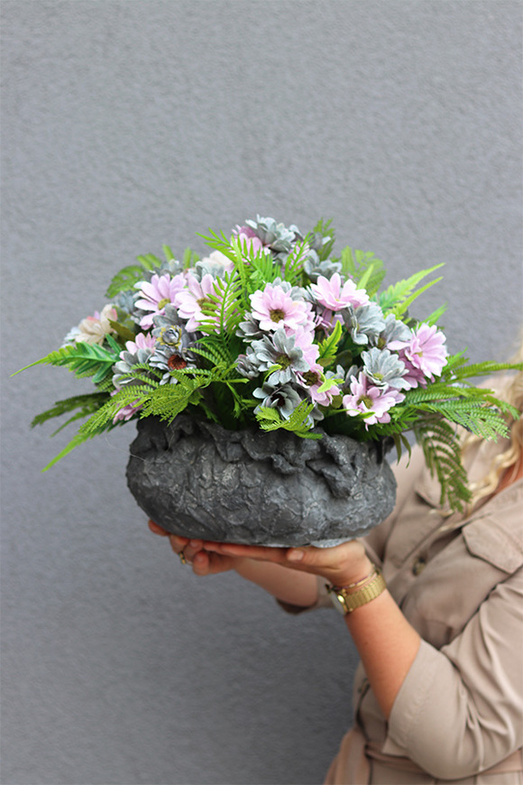 Alma Volcan, fioletowe kwiaty w ciężkim naczyniu