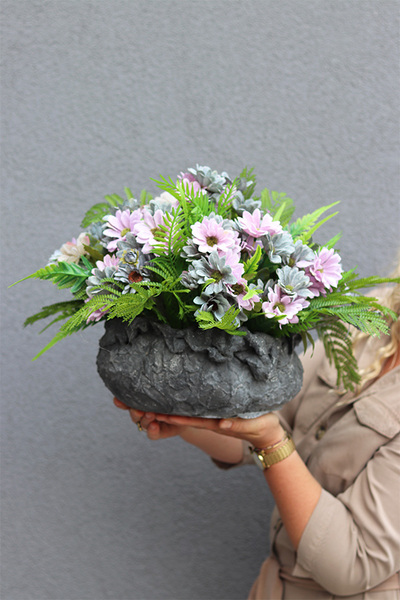 Alma Volcan, fioletowe kwiaty w ciężkim naczyniu