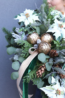 Białe Wspomnienia, kompozycja nagrobna w misie