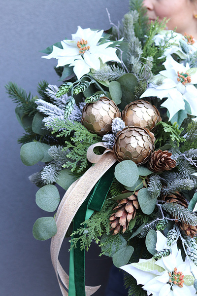 Białe Wspomnienia, kompozycja nagrobna w misie