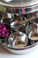 W zestawie jest łyżeczka do nakładania.

