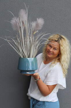 Kathy Blue 2, sztuczna trawa w niebieskiej donicy, wys.58cm 