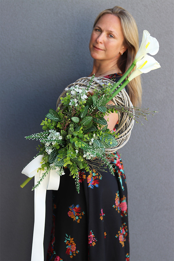 Reginna Biel, wieniec nagrobny z kallami, dł.80cm, śr.28cm 