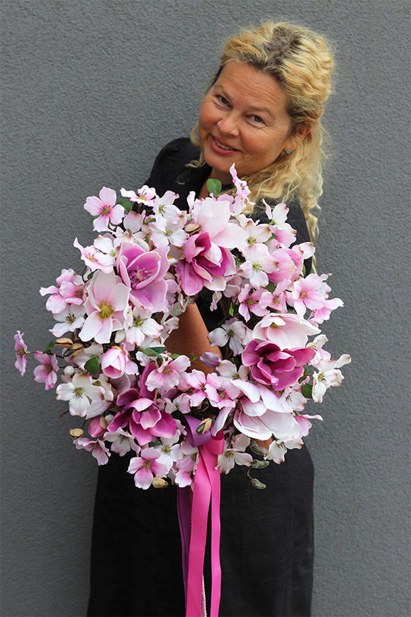 Magenite, wianek z kwiatów magnolii