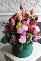 Cedila Green Velvet, wiosenny flowerbox z tulipanami