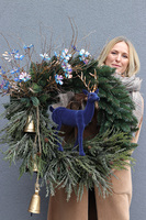 Granatowy Jeleń, świąteczny wianek z figurką