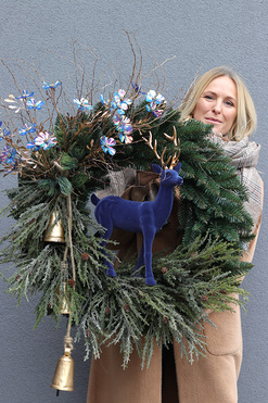 OD RĘKI Granatowy Jeleń, świąteczny wianek z figurką, rozp.95cm