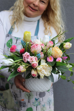 Romana, kompozycja kwiatowa w białej doniczce, wym.27x32x57cm