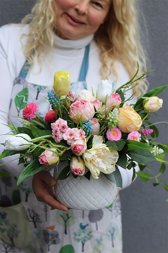 Romana, kompozycja kwiatowa w białej doniczce