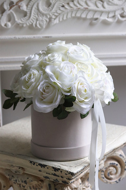 Bielissa Roses 2, flowerbox welurowy z białymi różami, wys.28cm