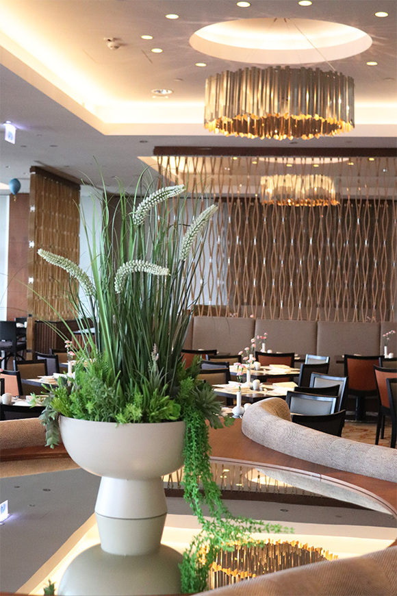 Verde Hotels, kompozycja z trawami kwitnącymi w beżowym pucharze